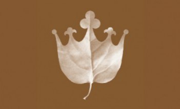 Logo Łazienek Królewskich na niebieskim tle, przedstawiające liść zakończony na kształ korony.